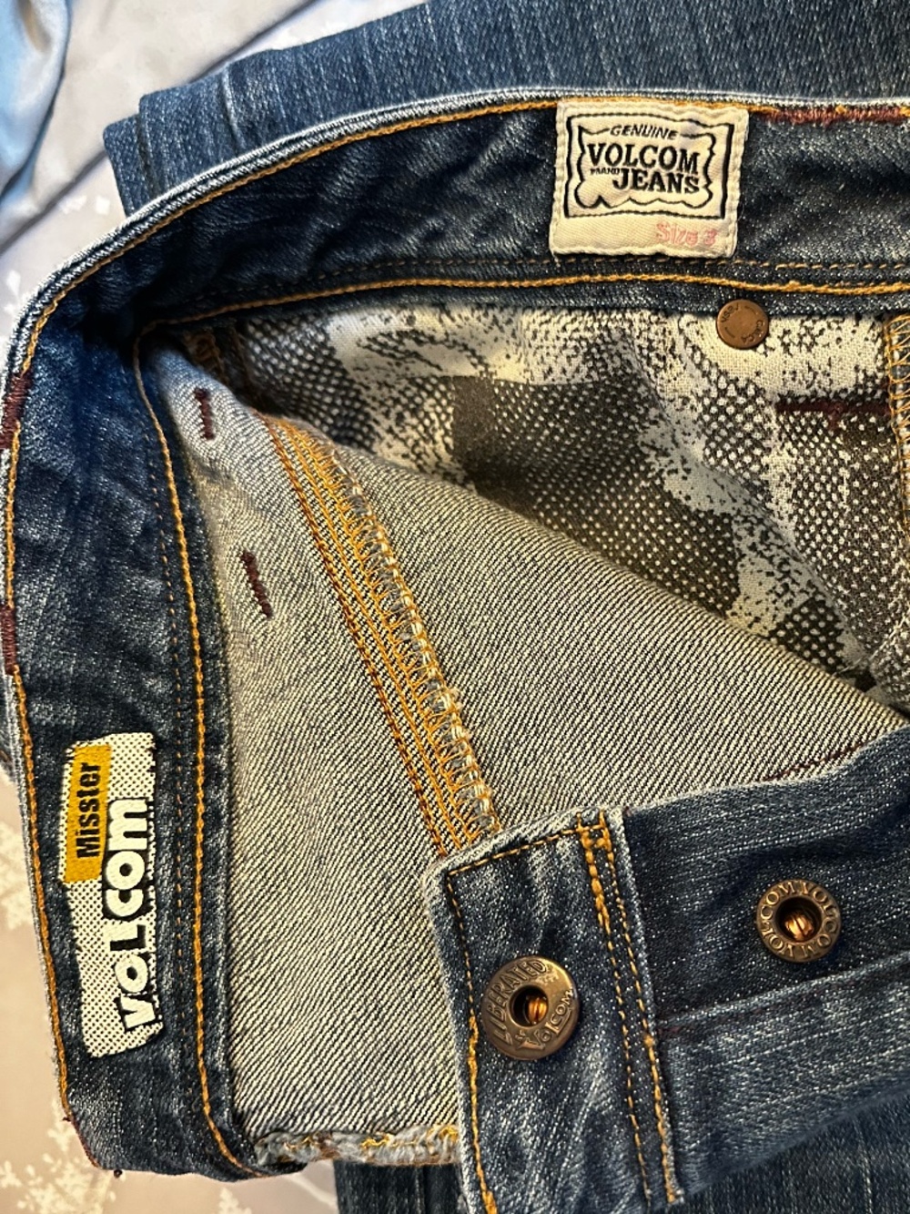 Volcom Jeans - Picture 1 of 3